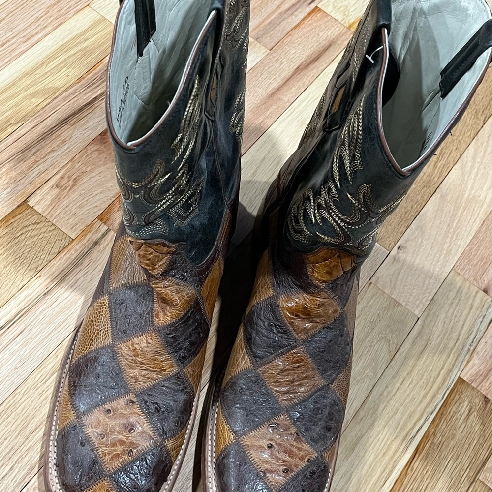 Stylish White Cowboy Boots with Black Details - Picture 3 of 7